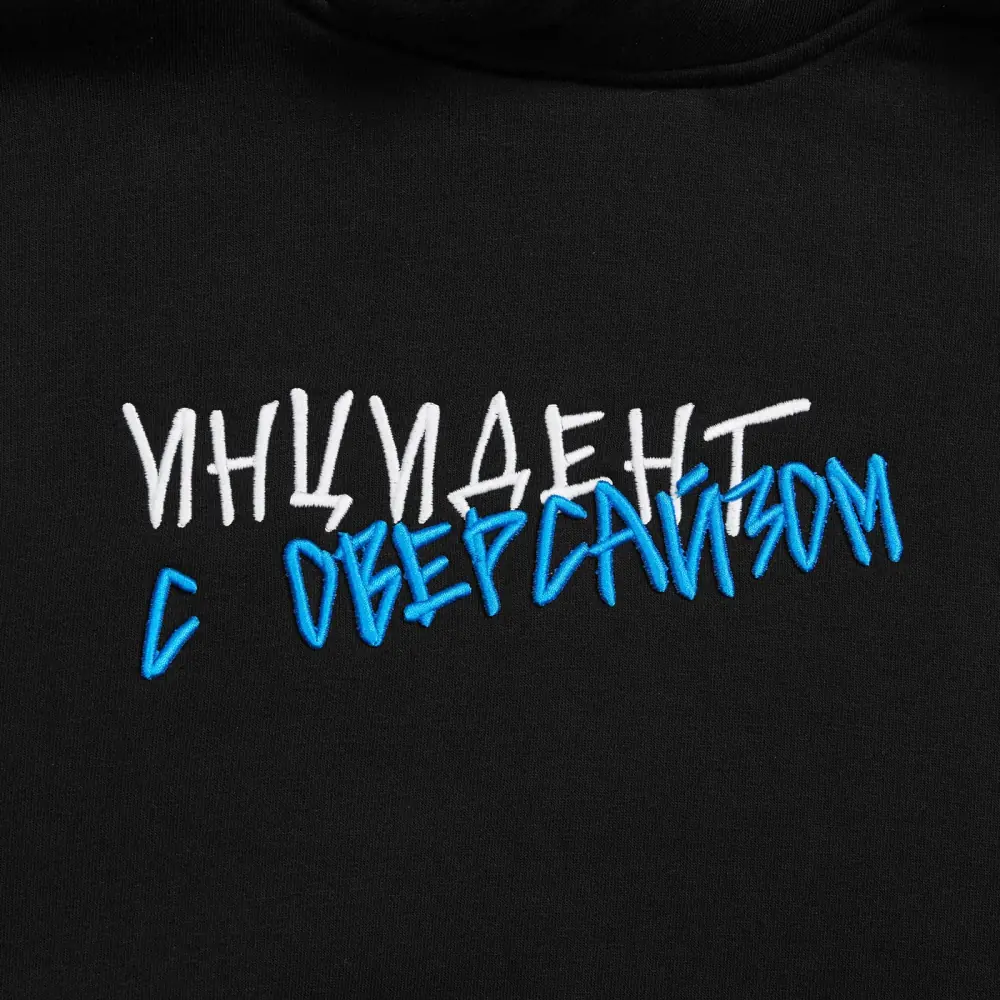 Двухцветная вышивка на груди худи
