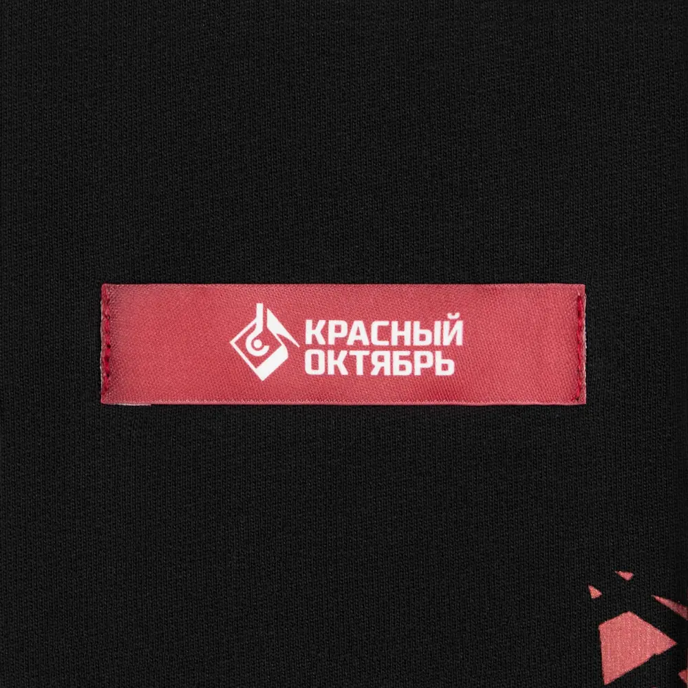 Красный тканый лейбл на чёрной футболке