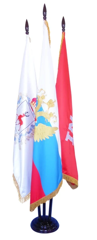 Знамена РФ, Нижегородской области и фирменное на деревянной подставке (сосна) 2,2 м