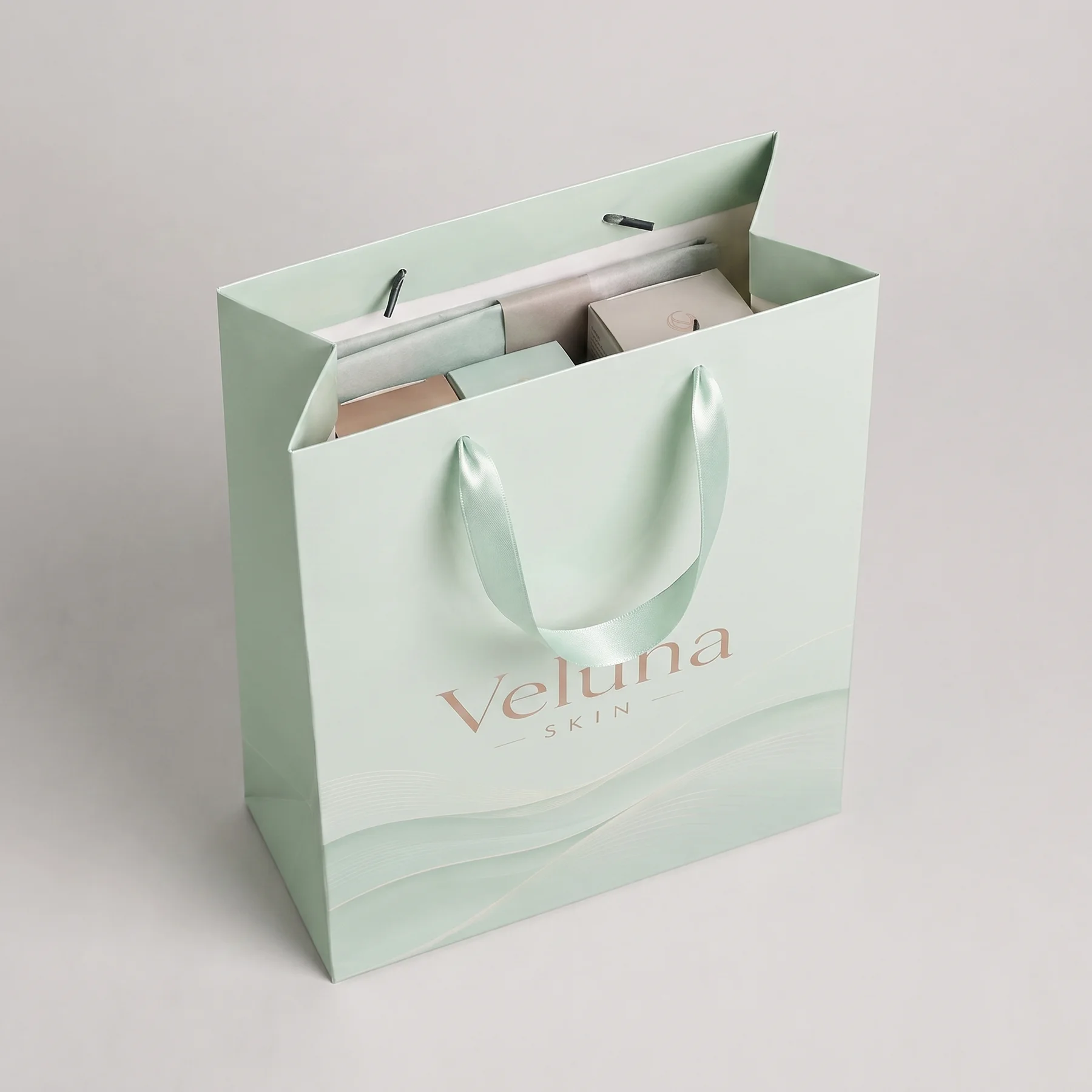 Открытый пакет Veluna Skin с косметической продукцией внутри
