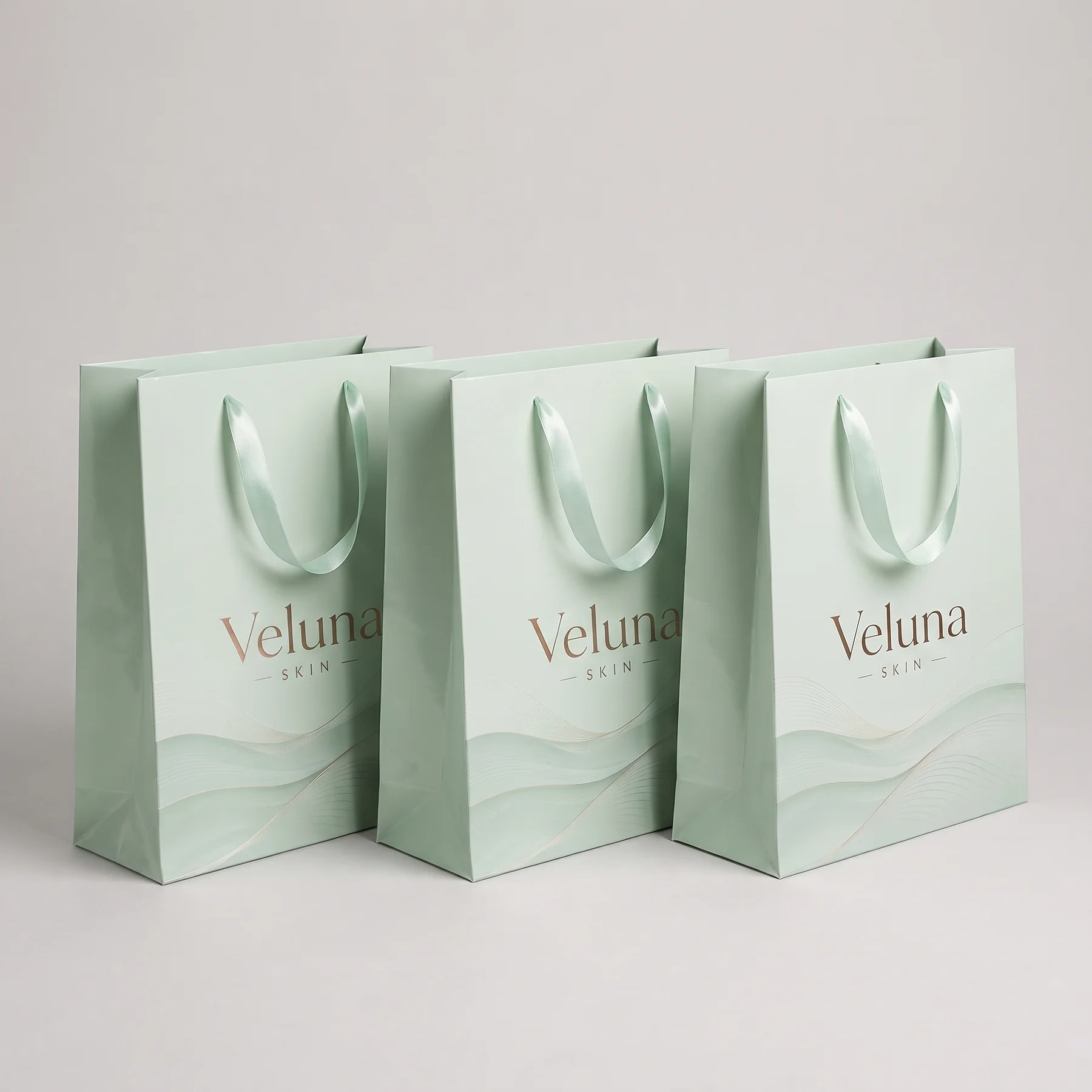 Три премиальных бумажных пакета Veluna Skin на светлом фоне