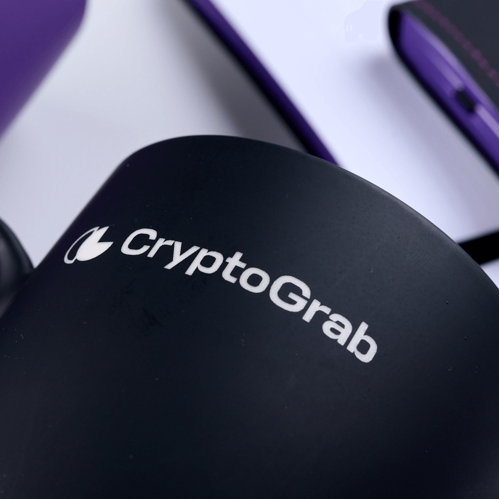 Чёрный шоппер Avoska и фиолетовая футболка CryptoGrab