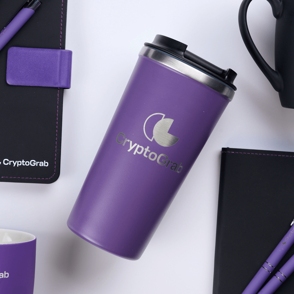 Круговая гравировка логотипа CryptoGrab на термокружке