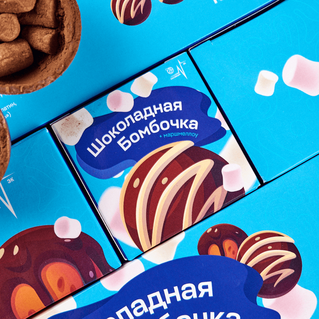 Шоколадная бомбочка ручной работы крупным планом